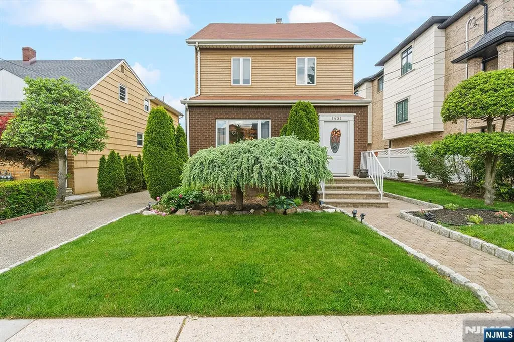 1631 Maple Street Fort Lee NJ 07024