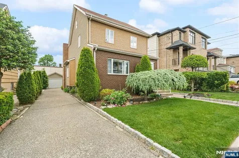1631 Maple Street Fort Lee NJ 07024