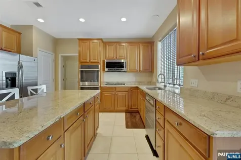 81 Lafayette Circle Totowa NJ 07512