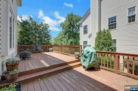 81 Lafayette Circle Totowa NJ 07512