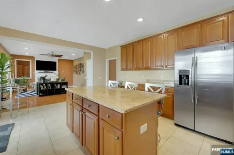 81 Lafayette Circle Totowa NJ 07512