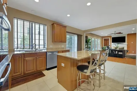 81 Lafayette Circle Totowa NJ 07512