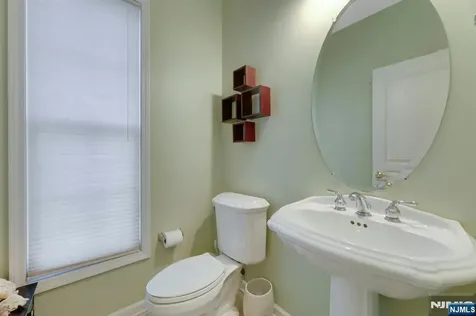 81 Lafayette Circle Totowa NJ 07512