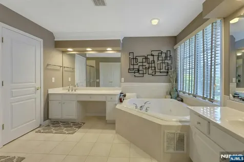 81 Lafayette Circle Totowa NJ 07512