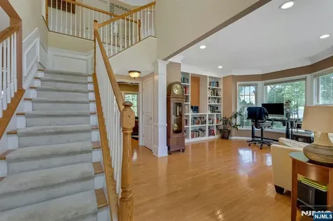 81 Lafayette Circle Totowa NJ 07512