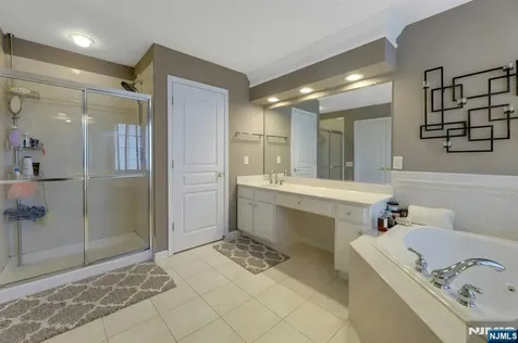 81 Lafayette Circle Totowa NJ 07512