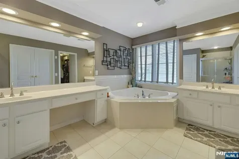 81 Lafayette Circle Totowa NJ 07512