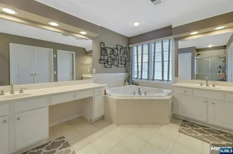 81 Lafayette Circle Totowa NJ 07512