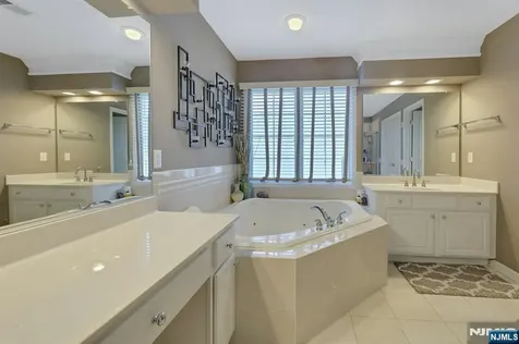 81 Lafayette Circle Totowa NJ 07512