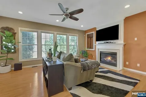 81 Lafayette Circle Totowa NJ 07512
