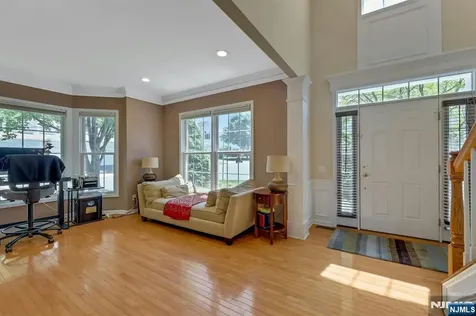 81 Lafayette Circle Totowa NJ 07512