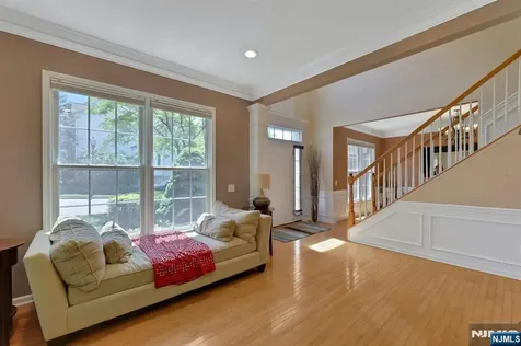 81 Lafayette Circle Totowa NJ 07512