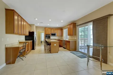 81 Lafayette Circle Totowa NJ 07512