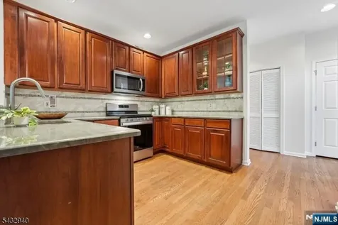 32 Kent Drive Roseland NJ 07068