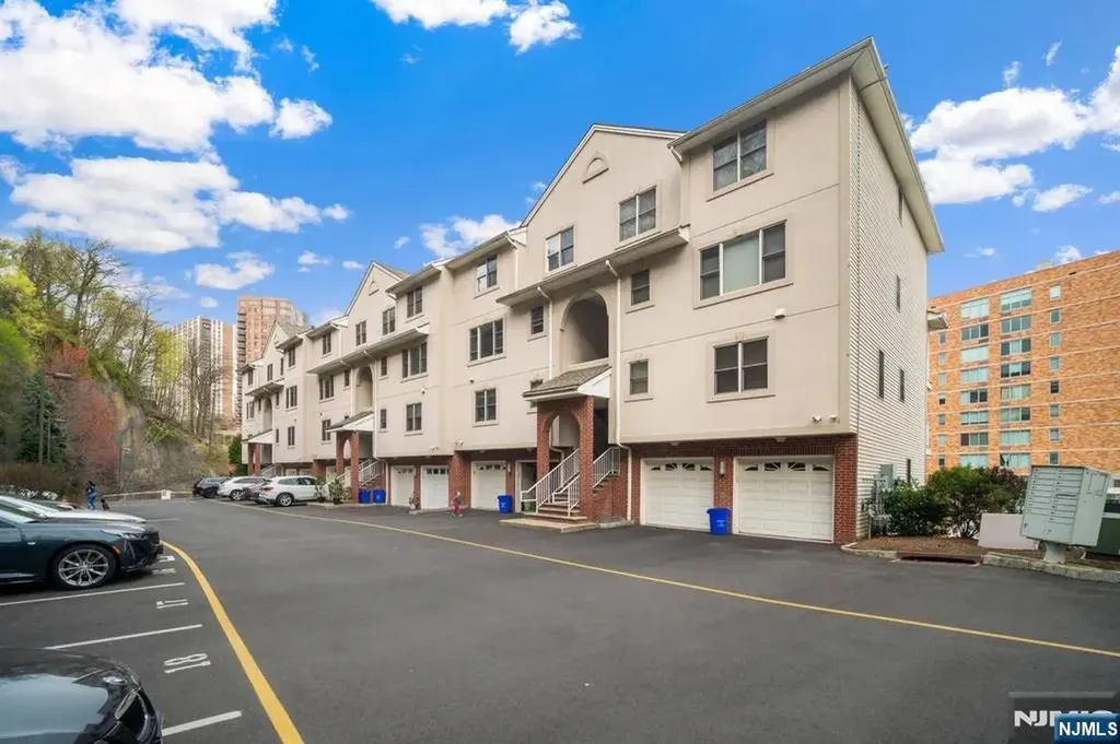 9 Legend Hills Drive Edgewater NJ 07020