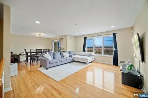 9 Legend Hills Drive Edgewater NJ 07020