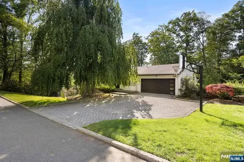 165 Hoover Drive Cresskill NJ 07626