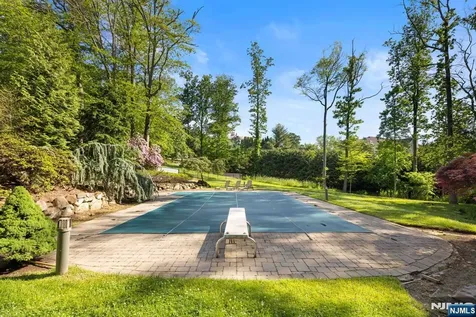 165 Hoover Drive Cresskill NJ 07626