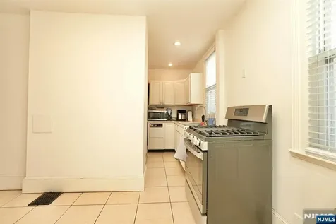 566-568 Highland Newark NJ 07104