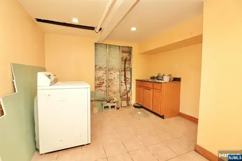 566-568 Highland Newark NJ 07104