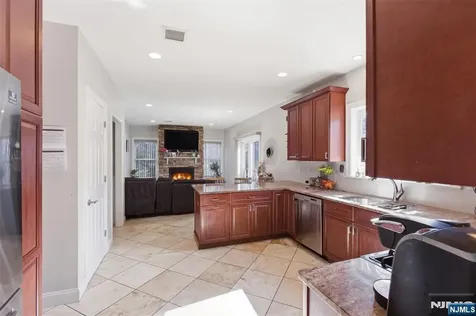 34 Tobyhanna Trail Hopatcong NJ 07843