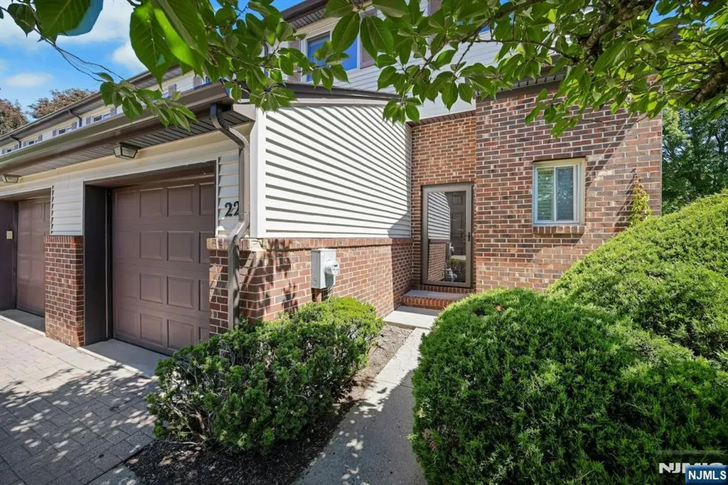 22 Hampton Court Twp Of Washington NJ 07676