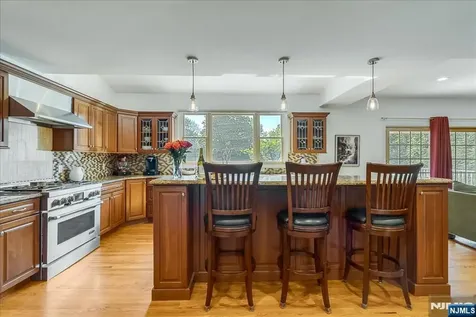 254 Hoppers Lane Paramus NJ 07652