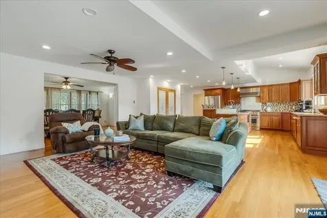 254 Hoppers Lane Paramus NJ 07652