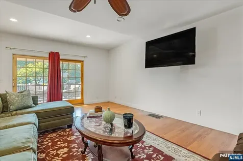 254 Hoppers Lane Paramus NJ 07652