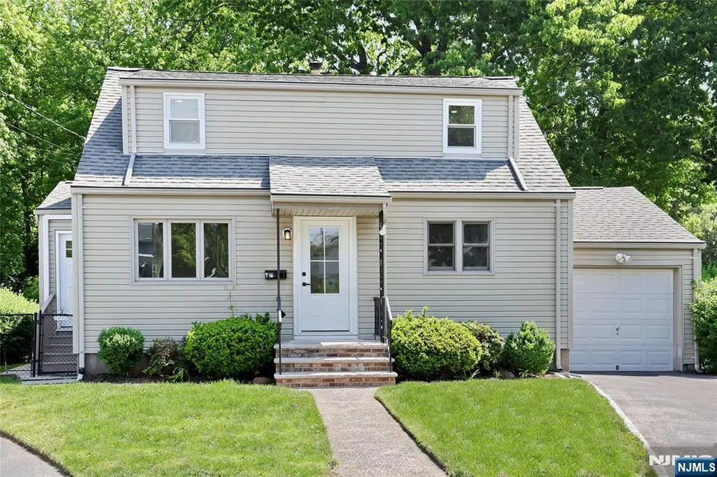 20 Dojean Court Bergenfield NJ 07621
