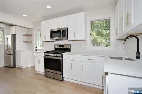 20 Dojean Court Bergenfield NJ 07621