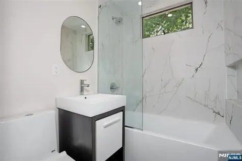 20 Dojean Court Bergenfield NJ 07621