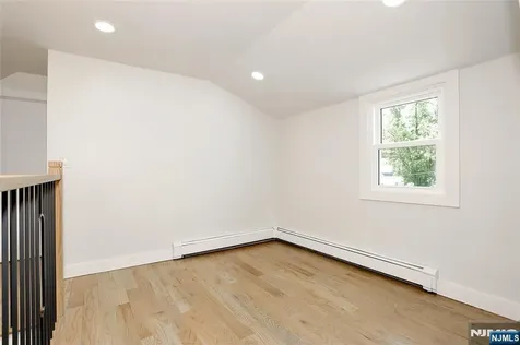 20 Dojean Court Bergenfield NJ 07621