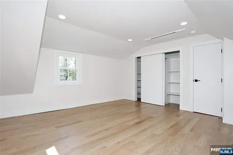 20 Dojean Court Bergenfield NJ 07621