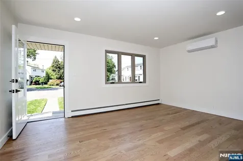 20 Dojean Court Bergenfield NJ 07621