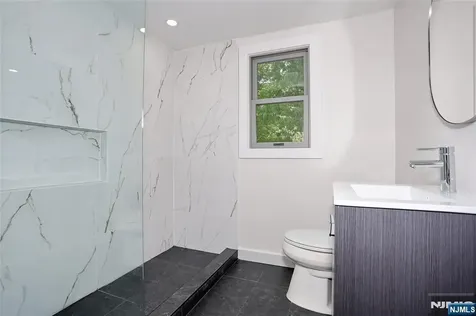 20 Dojean Court Bergenfield NJ 07621