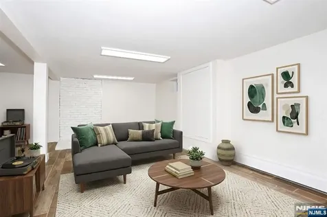 20 Dojean Court Bergenfield NJ 07621