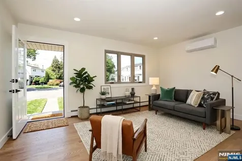 20 Dojean Court Bergenfield NJ 07621