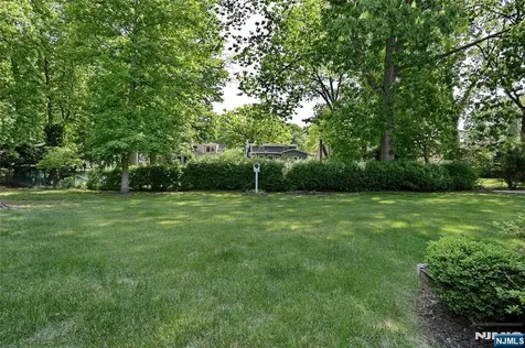 20 Dojean Court Bergenfield NJ 07621