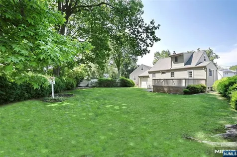 20 Dojean Court Bergenfield NJ 07621