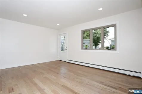 20 Dojean Court Bergenfield NJ 07621