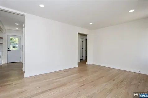20 Dojean Court Bergenfield NJ 07621