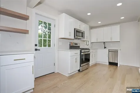 20 Dojean Court Bergenfield NJ 07621