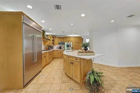 364 Canterbury Lane Wyckoff NJ 07481