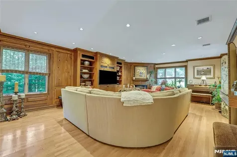 364 Canterbury Lane Wyckoff NJ 07481