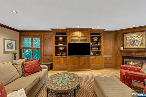364 Canterbury Lane Wyckoff NJ 07481