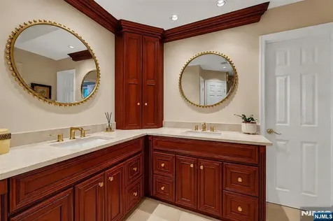 364 Canterbury Lane Wyckoff NJ 07481