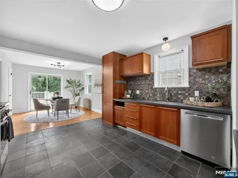 538 Coolidge Place Paramus NJ 07652