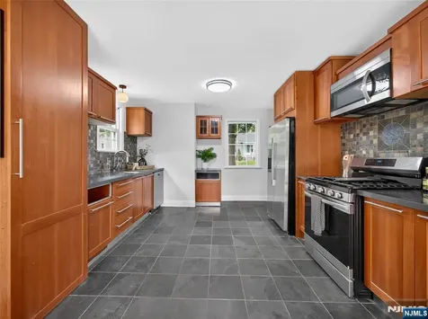 538 Coolidge Place Paramus NJ 07652