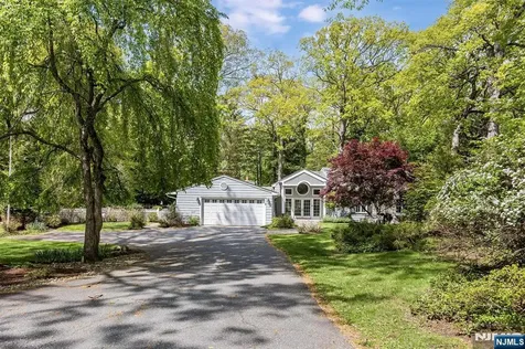 1 Hickory Lane Roseland NJ 07068